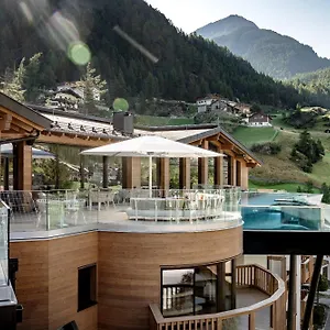 - Alpine . Luxury . Life Отель